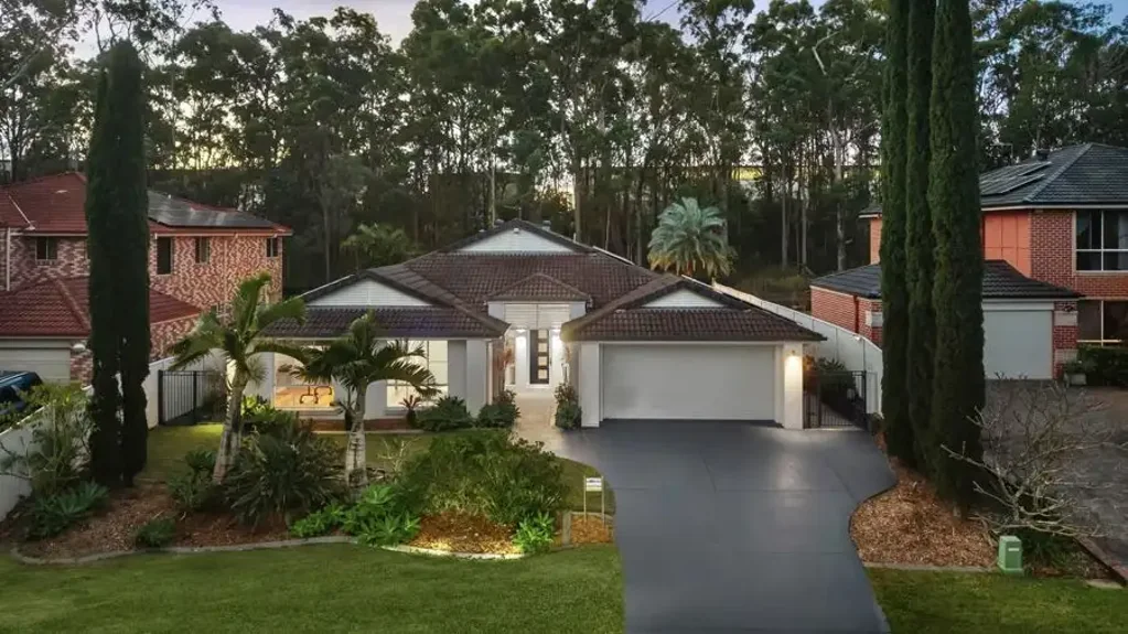 Molendinar 4Phòng ngủ EXPANSIVE SINGLE LEVEL FAMILY HOME BACKING ONTO TRANQUIL RESERVE - MULTIPLE LIVING AREAS - WALK TO GRIFFITH UNI, HOSPITALS & LIGHT RAIL