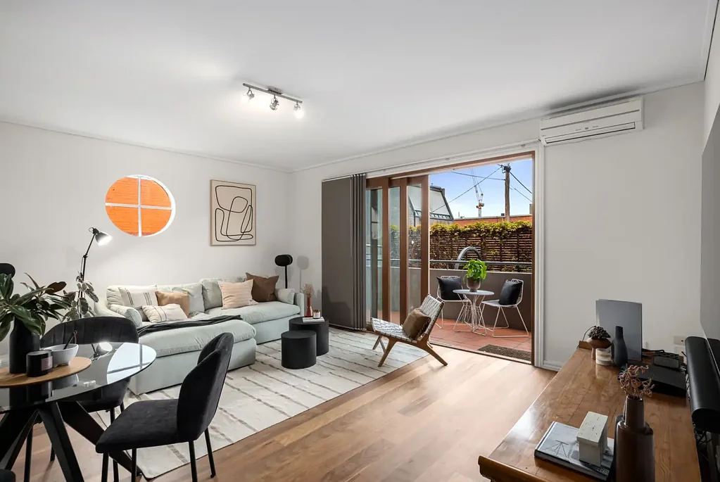 South Yarra 2房 死胡同静谧 安全宽敞格调 石台Bosch电器 主卧步入衣帽间 全瓷精装浴室 对讲机指定车位 Quiet and Private on the Doorstep of Hawksburn Village