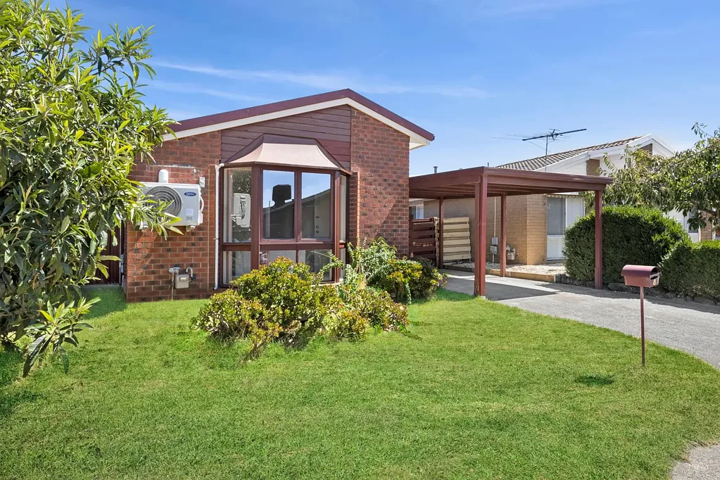 Keysborough 3房 宁静社区 优质设施 游泳池网球场 完美花园 精美翻新 宽敞采光 现代厨房 舒适卧室 户外娱乐 The Brief: Newly Renovated, Family-Friendly Living in a Prime Keysborough Estate