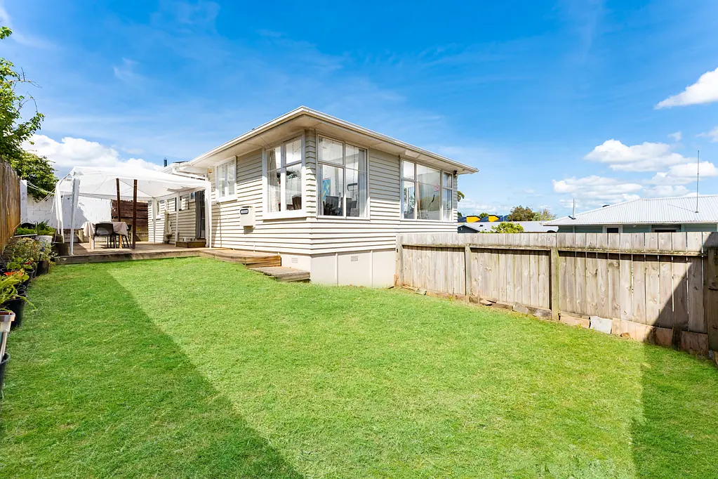 8A Harrington Road, Henderson, Waitakere City, Auckland