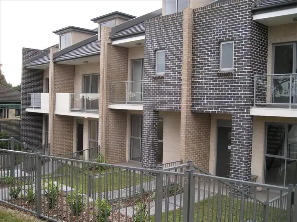 Private & Contemporary Four-Bedroom Townhouse in Peaceful Cul-de-Sac