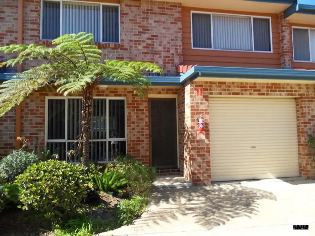 2 BEDROOM TOWNHOUSE IN TOWN CENTRE LOCATION