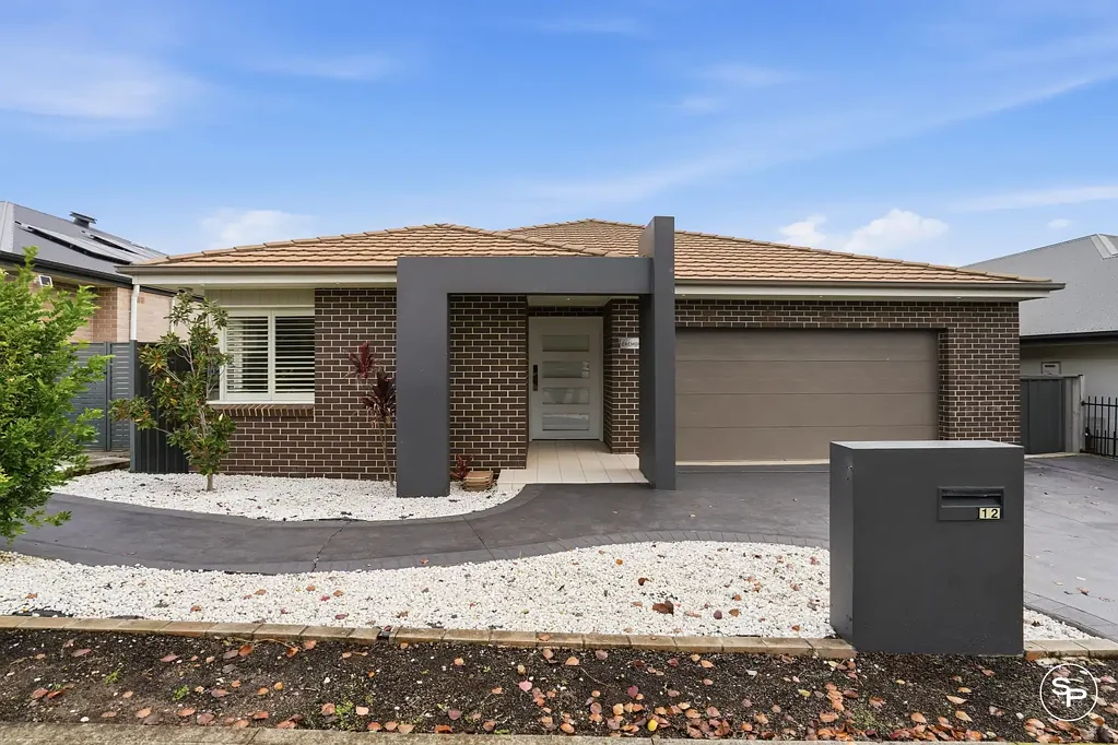 Oran Park 4房 Oran Park便利单层 450m²占地 多个生活区 宽敞空间 双车库 步行可达公园学校 Endless Potential, Prime Position