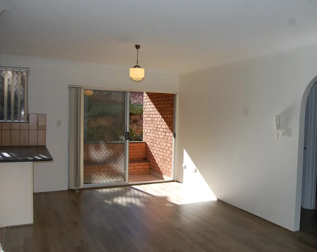 Great 2 Bedroom Apartment & Lock Up Garage!