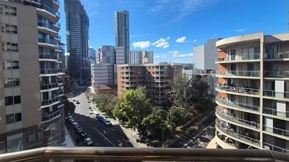 一年逃离10万人！报告披露：高房价“掏空”悉尼 ，仅靠海外移民维持增长！