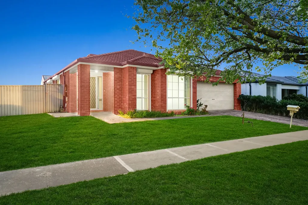 Cranbourne East 3Phòng ngủ STUNNING FAMILY RESIDENCE IN THE HEART OF CRANBOURNE EAST