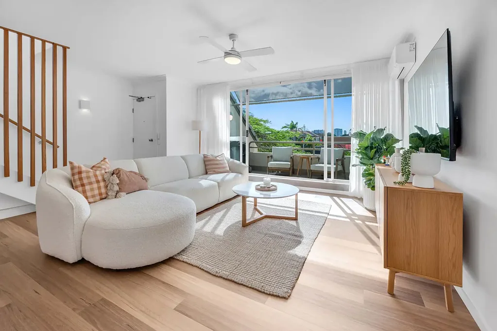 Broadbeach 2房  NORTH-FACING, FULLY RENOVATED TWO-STOREY APARTMENT IN PRIME BROADBEACH POSITION