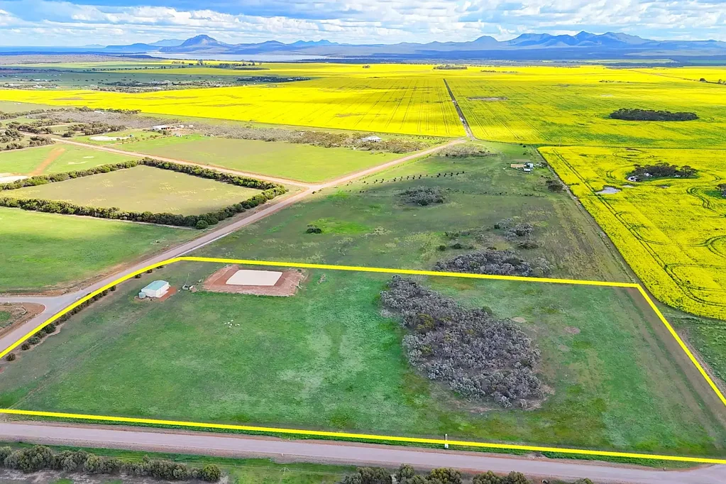 Hopetoun Sell with Robert Miloseski!!
9.91 Acres of Elevated Lifestyle Living with Dam &