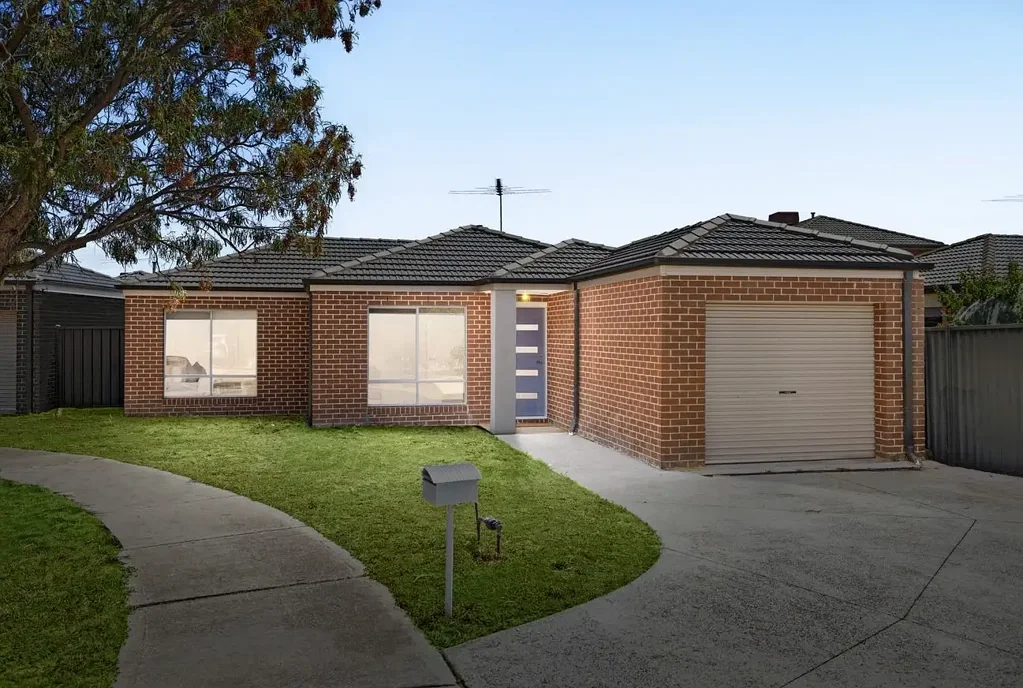 Comfortable Family Living in a Quiet Court Location