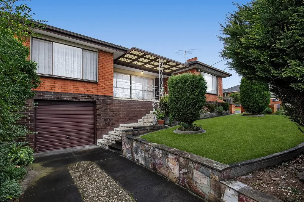 Preston 3chambre A Family Favorite ….. with 2 Garages !