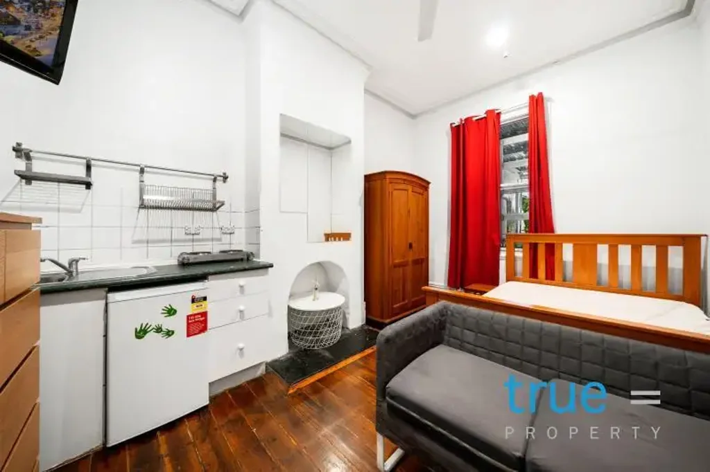 AFFORDABLE AND CONVENIENT ROOM IN IDEALLY LOCATED HOME