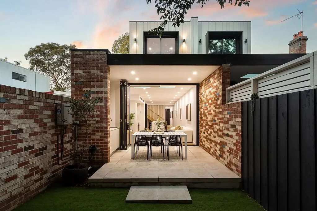 Erskineville 3房 2024新筑联排  遗产风格立面  高端全屋装修  美诺厨房电器  开放式流动空间  私人后院露台  沐浴自然采光  步行便捷交通 Architect-designed terrace in the heart of Erskineville