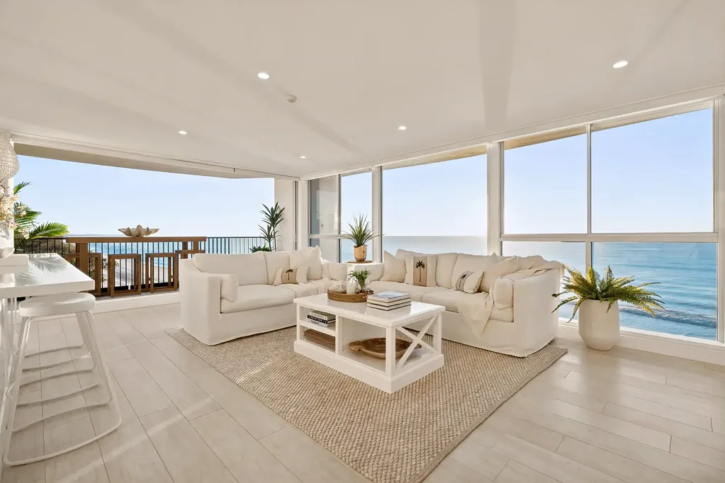 Main Beach 2غرفة نوم Impeccably Renovated Beachfront Apartment with Uninterrupted Ocean Views
