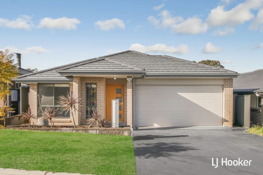 Beautiful Spacious 4 Bedroom Home - Available Now!