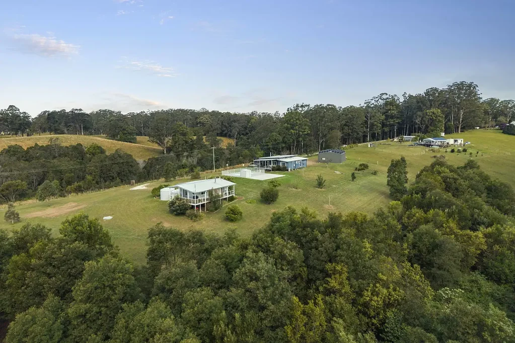 Newee Creek 6房  Tranquil Acreage Retreat with Dual Living Potential in Newee Creek