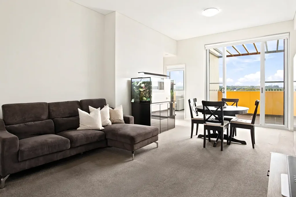 Schofields 3房 阳光充足的顶层公寓，带朝东阳台——无遮挡景观！ Sun Drenched, Top Level Apartment With An East Facing Balcony - Unobstructed Views!