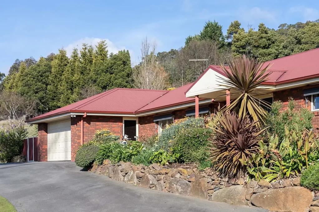 Riverside 3房  Private location on over 1ha, sun filled interiors, established outdoor spaces and large workshop