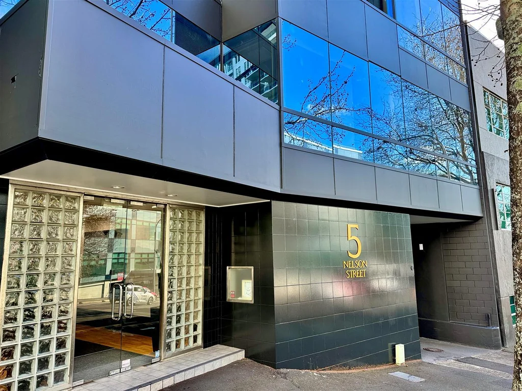 Auckland Central CBRE - Versatile Workspace with Private Offices and Breakout