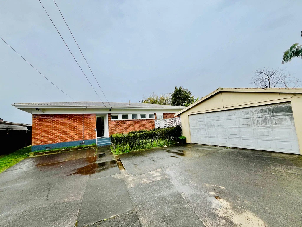 3 bedroom with Double Garage- Popular location