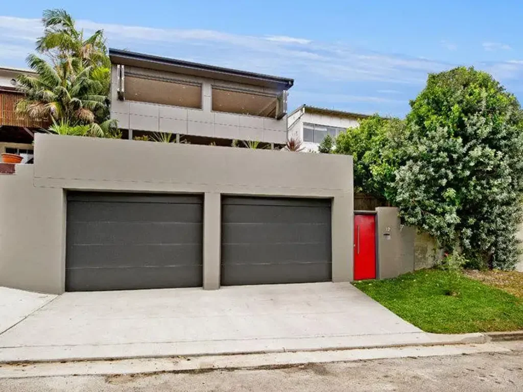 Huge Dual Access Family Home