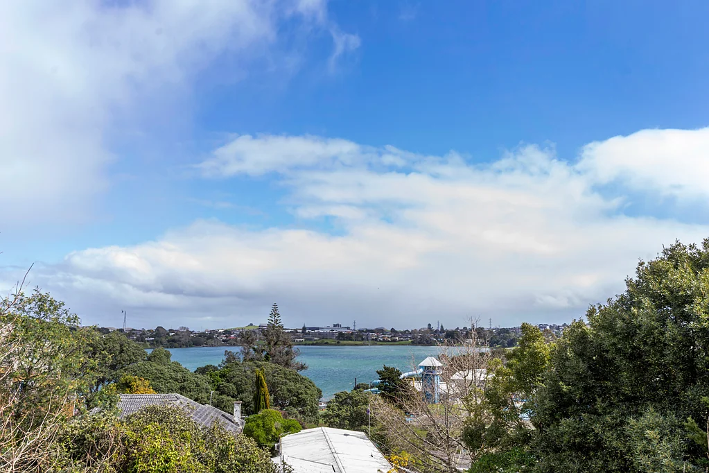 Panmure 3房 俯瞰开阔水景，步行至火车站，数分钟即达购物中心，兼具现代舒适与高性价比，拎包入住！ Effortless Living with Panmure Lagoon Views