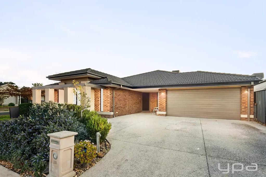 Point Cook 4chambre IMPRESSIVE FAMILY ENTERTAINER IN POINT COOKS PRESTIGIOUS INNISFAIL ESTATE