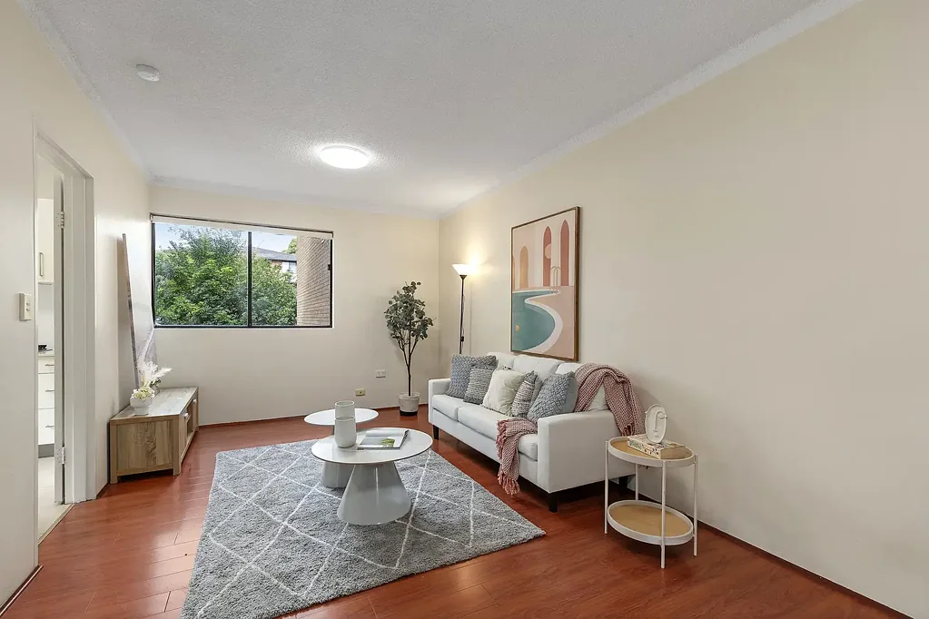 Hornsby 2Zimmer Double brick 200 meters to Westfield with low strata $888pq