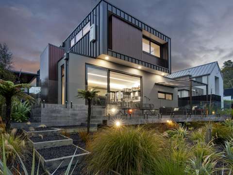 Fendalton 3房  Stream Side Seclusion - With Extra Garaging