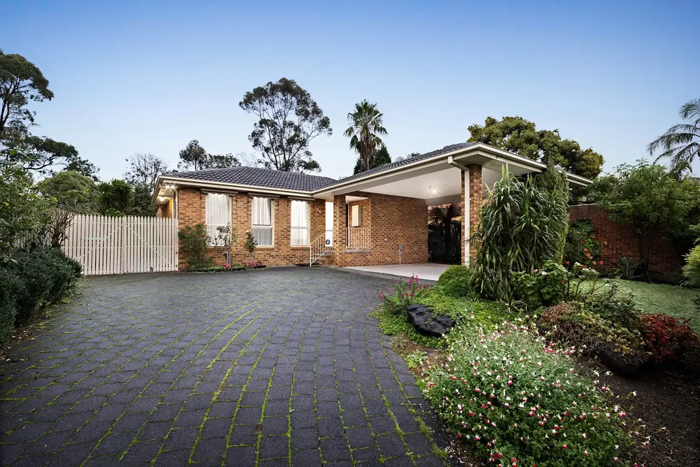 Wantirna South 3房 宽敞门厅储物 759㎡宽幅地 开放式厨餐 娱乐室采光足 步行学校公园 Spacious Family Living in a Connected Wantirna South Setting