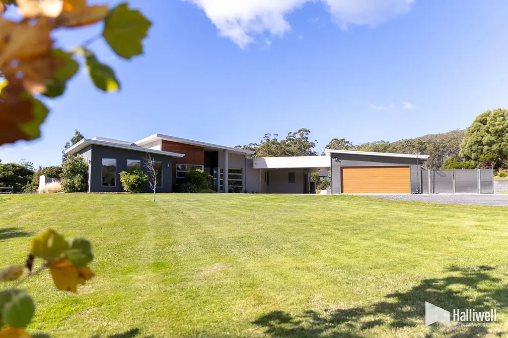 Tugrah 4房  "Executive Country Elegance featuring a stunning house and a versatile studio, inspiring a life of beauty and creativity"