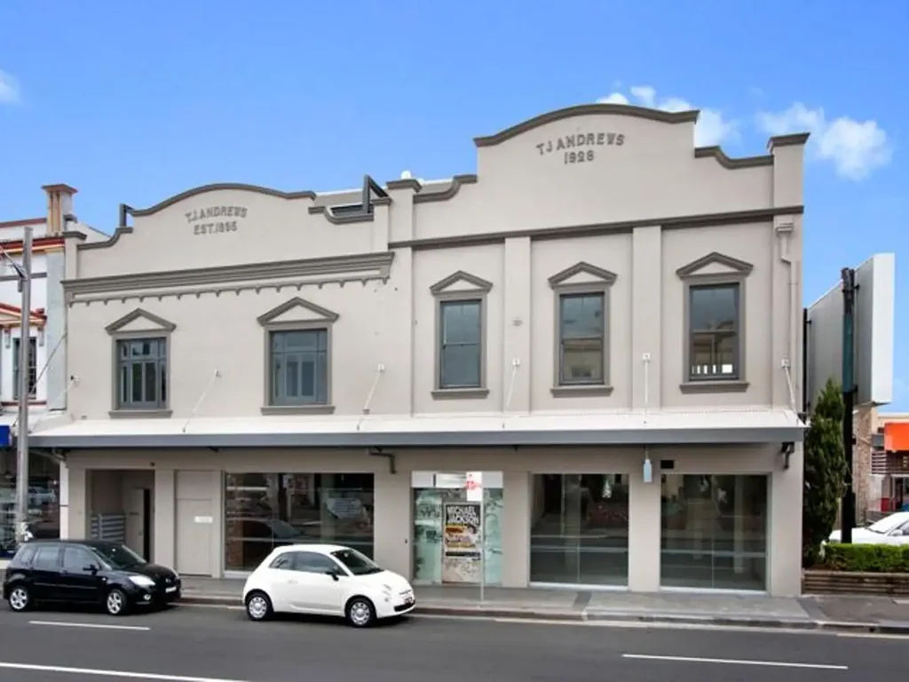 Spacious unit in the heart of Newtown