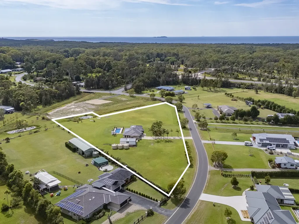 Moonee Beach 4chambre Is this The Best Buy In Moonee? We think so.....