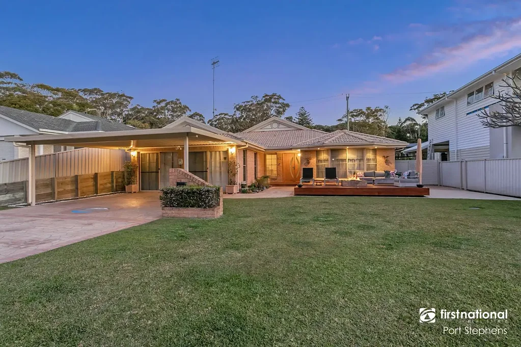 Nelson Bay 4房  SINGLE LEVEL SPACIOUS HOME WITH ROOMS FOR ALL THE TOYS