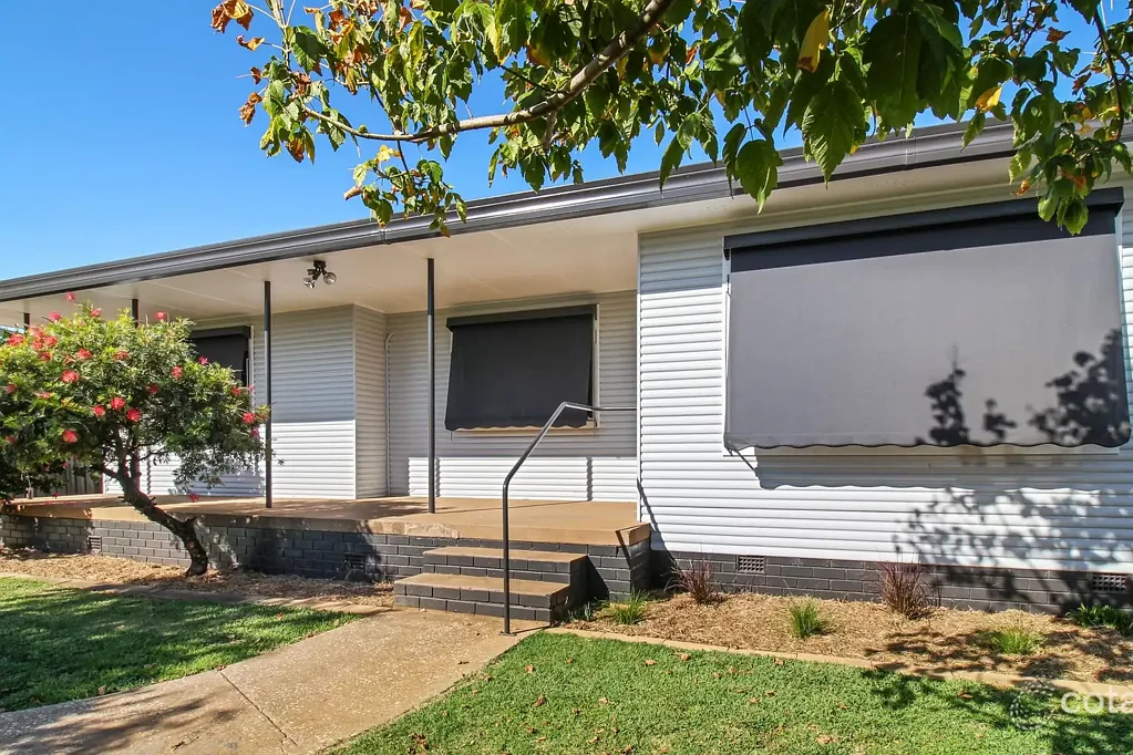 RENOVATED BEAUTY IN A PEACEFUL NEIGHBOURHOOD!