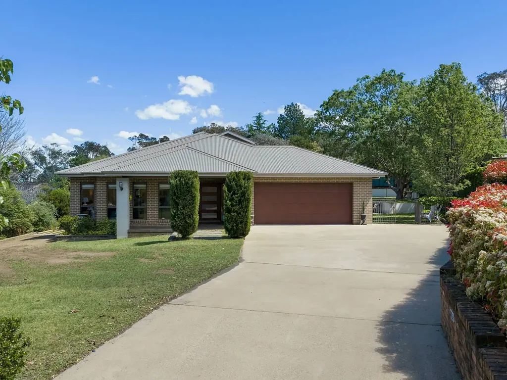 18 Nuthall Crescent, Young, NSW 2594