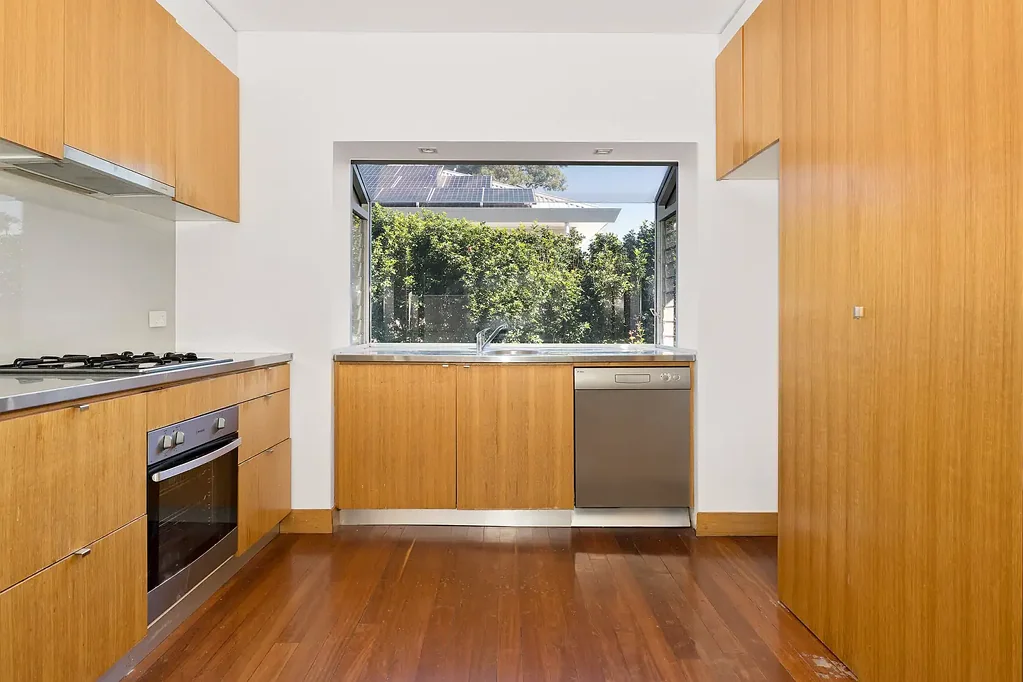 Upper Level 2 Bedrooms in Parkside!
