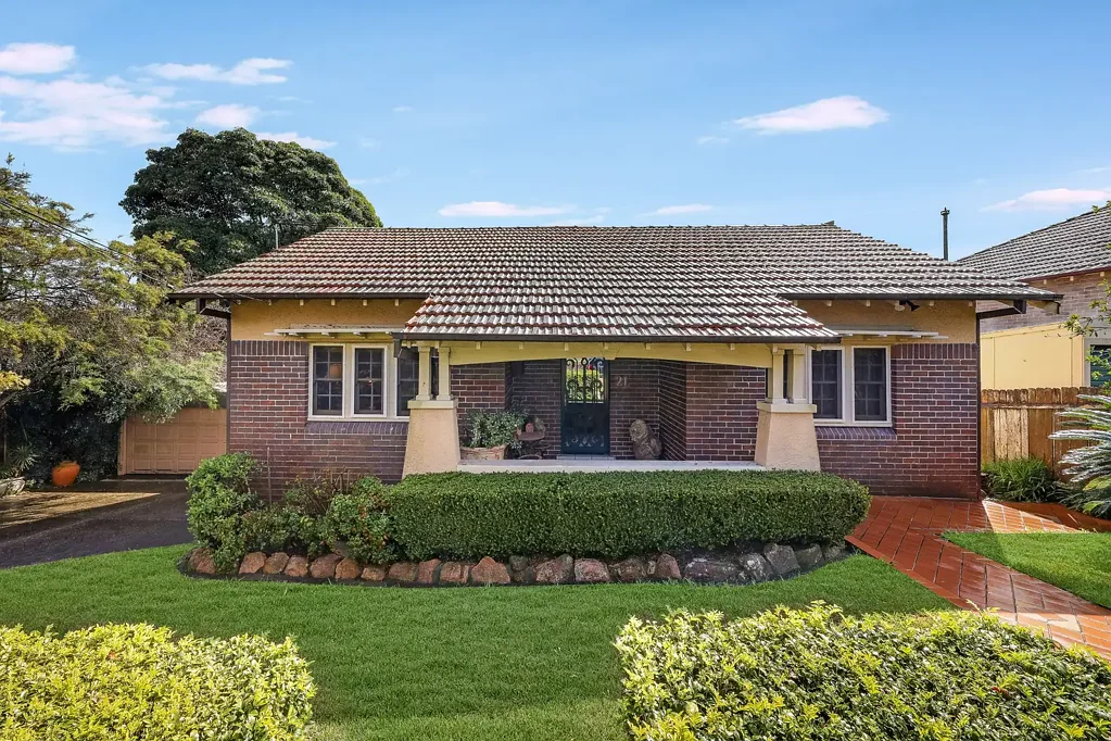 South Hurstville 3침실 Family home with leafy outlook and north-west facing backyard