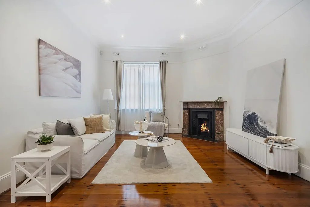 Rockdale 4房 全砖结构 经久耐用 宽敞卧室 独立工作室 黄金地段 娱乐后院 开发潜力 Full Brick Beauty in Rockdale - Walk to Station & Shops