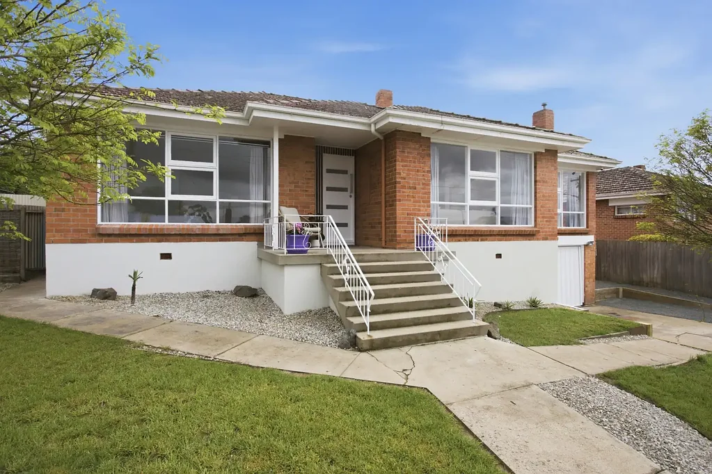 Riverside 3침실 Multiple living rooms, renovated throughout, generous backyard within easy walk to Riverside Shopping Centre, Golf Course & Pool