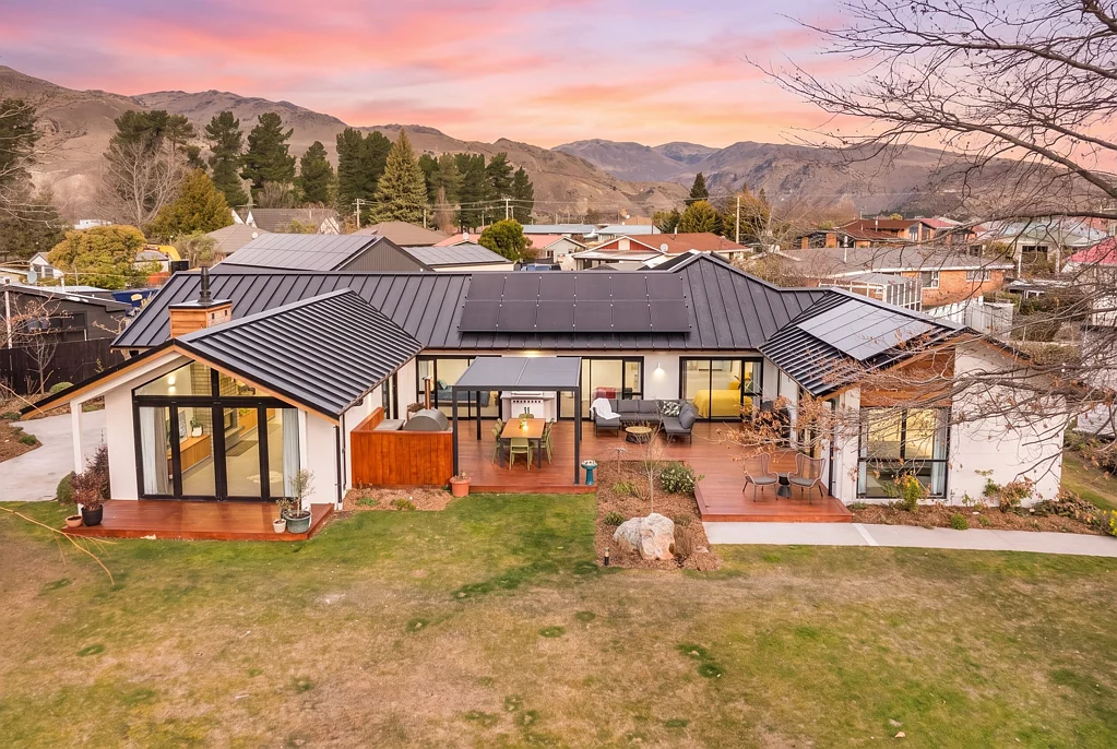 Cromwell 6 Bedroom A Luxurious Must See - Home and Income