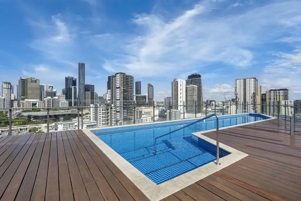 Experience Luxury Living in South Brisbane – Modern Fully Furnished 2-Bedroom Apartment!