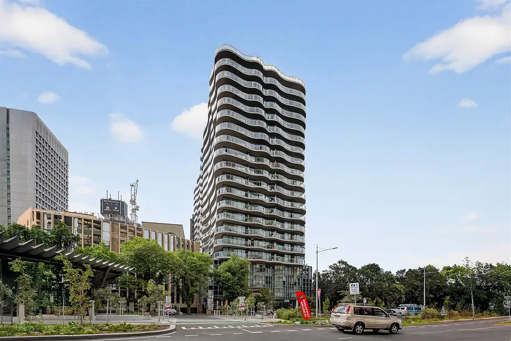 Melbourne 2房 湖滨区15层高景 2卧2卫精装修 主卧套间 高端厨房 石材台面 私人阳台CBD近邻 绿意天际线 触手可及便利 Premium 2-Bedroom Residence Moments from Albert Park Lake