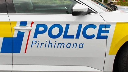 警察拘捕醉酒闹事男子，竟踢打其头部，致其昏迷30秒