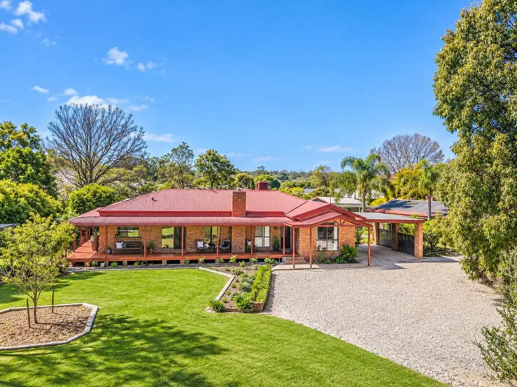 Deniliquin 5Phòng ngủ ULTIMATE FAMILY RECREATION PROPERTY: INDOOR POOL, TENNIS COURT, LAGOON & MORE!
