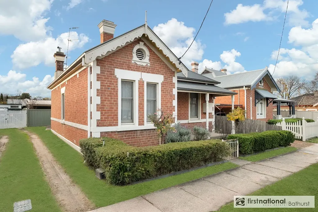SPACIOUS FAMILY HOME IN A CONVENIENT CBD FRINGE LOCATION