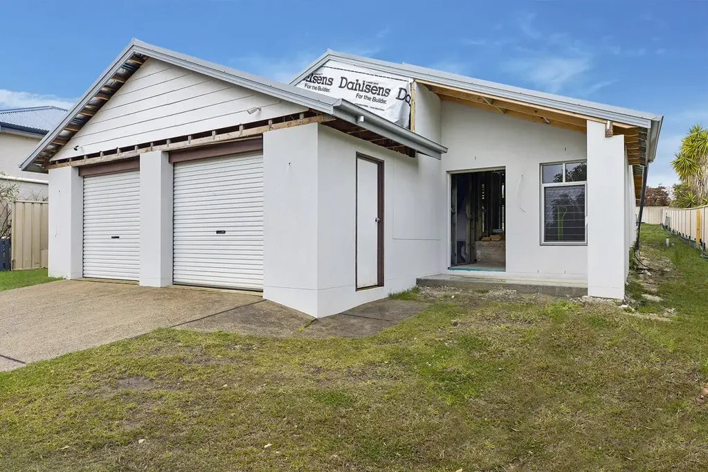 Killarney Vale 3બેડરૂમ High Set Lakeside Home � Waiting Your Completion!