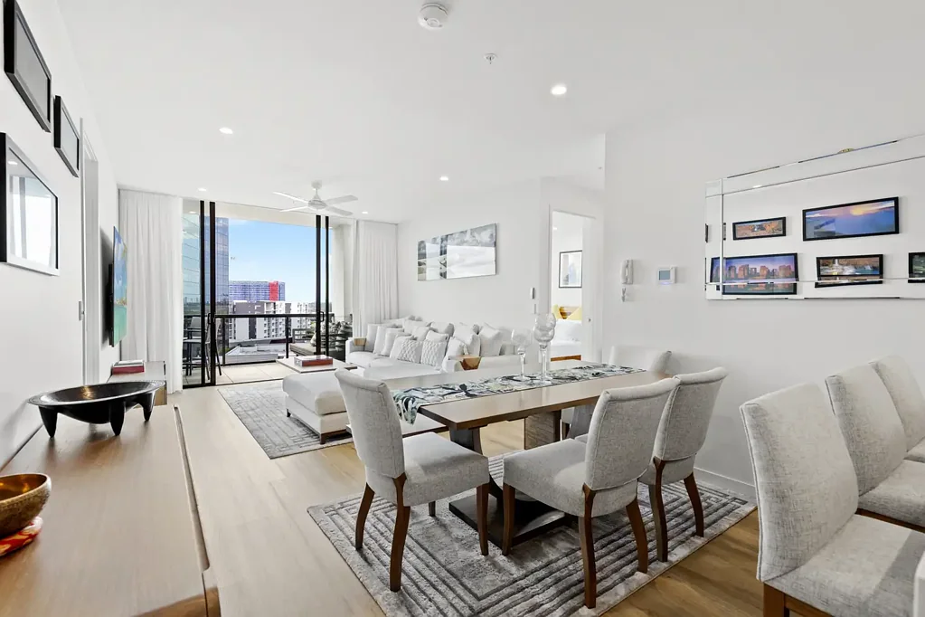 Robina 3房  LUXURY TOP-FLOOR LIVING WITH BREATHTAKING CITY VIEWS