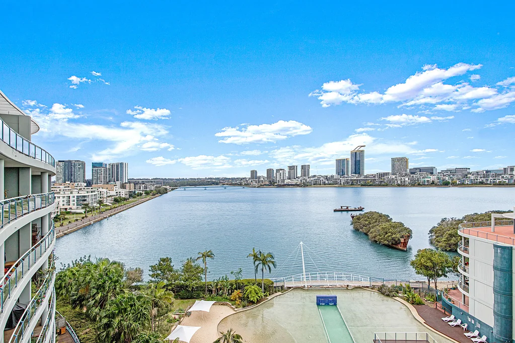 Wentworth Point 2कमरा Renovated Waterfront Living with Stunning Bay Views
