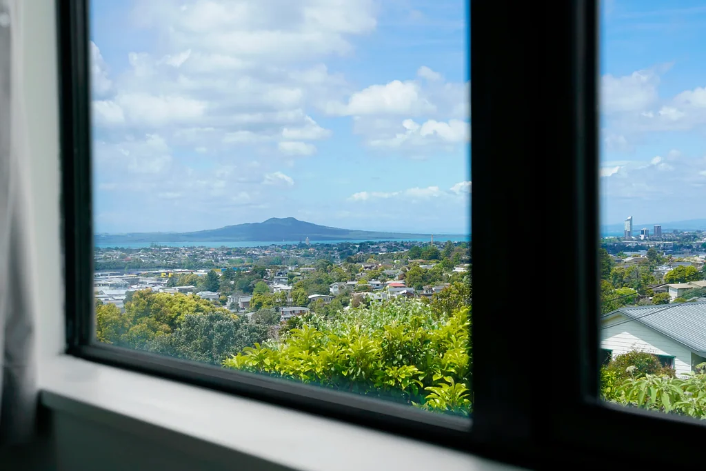 Totara Vale 2कमरा A Sunny Start with Sea & Rangitoto Views