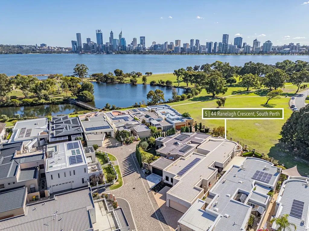 South Perth 3ห้องนอน Zorzi Luxury Lifestyle in Estate on River's-Edge with Tennis court, pool & sauna.